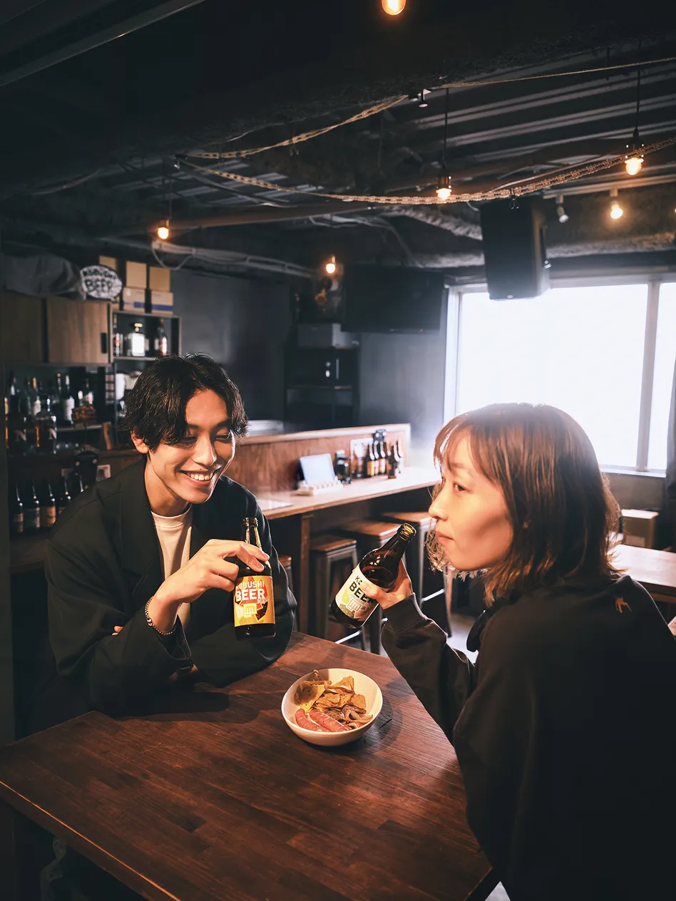 ビールを楽しむ人々