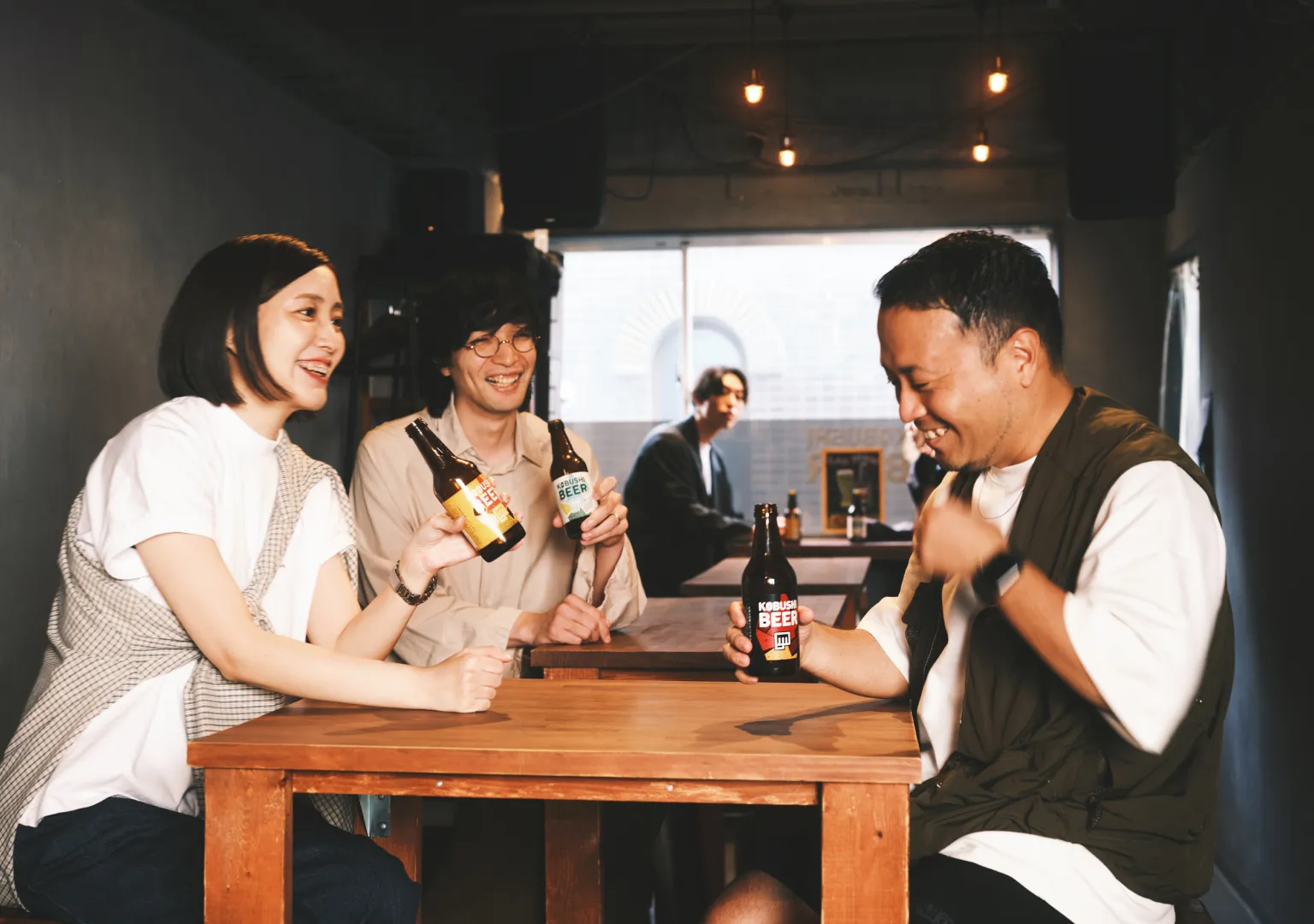 みんなでビールを楽しむ