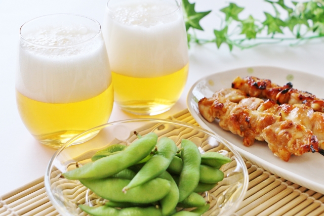 鶯谷のバーで味わう生ビールと、枝豆や焼き鳥のおつまみ