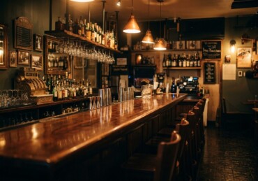 渋谷の昭和レトロなカラオケバー・スナックは懐メロが響く大人の酒場