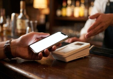 渋谷のカラオケバー・スナックのキャッシュレス事情 | 現金のみの店は？ | ハチペイも解説