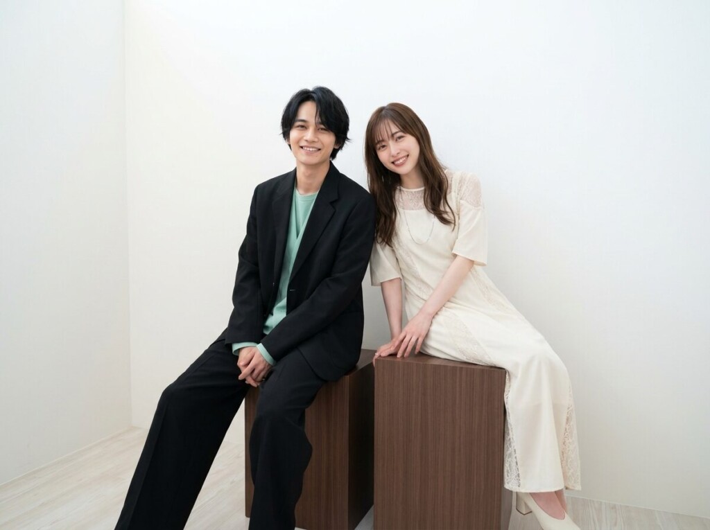 白い部屋の木の台に並んで座り、微笑む黒いジャケットの男性と白い服の女性。食事以外の過ごし方
